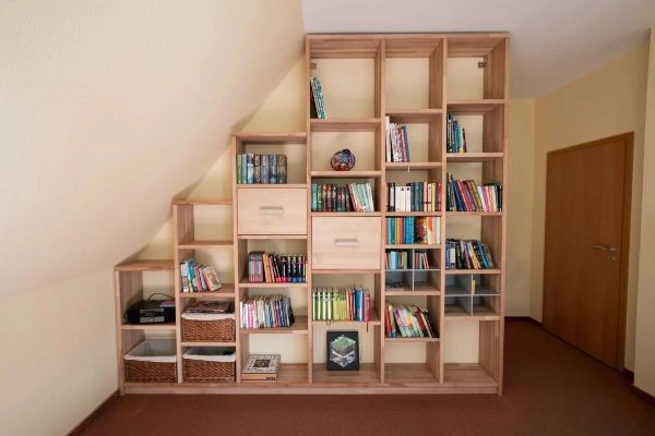 Librería a medida bajo escalera